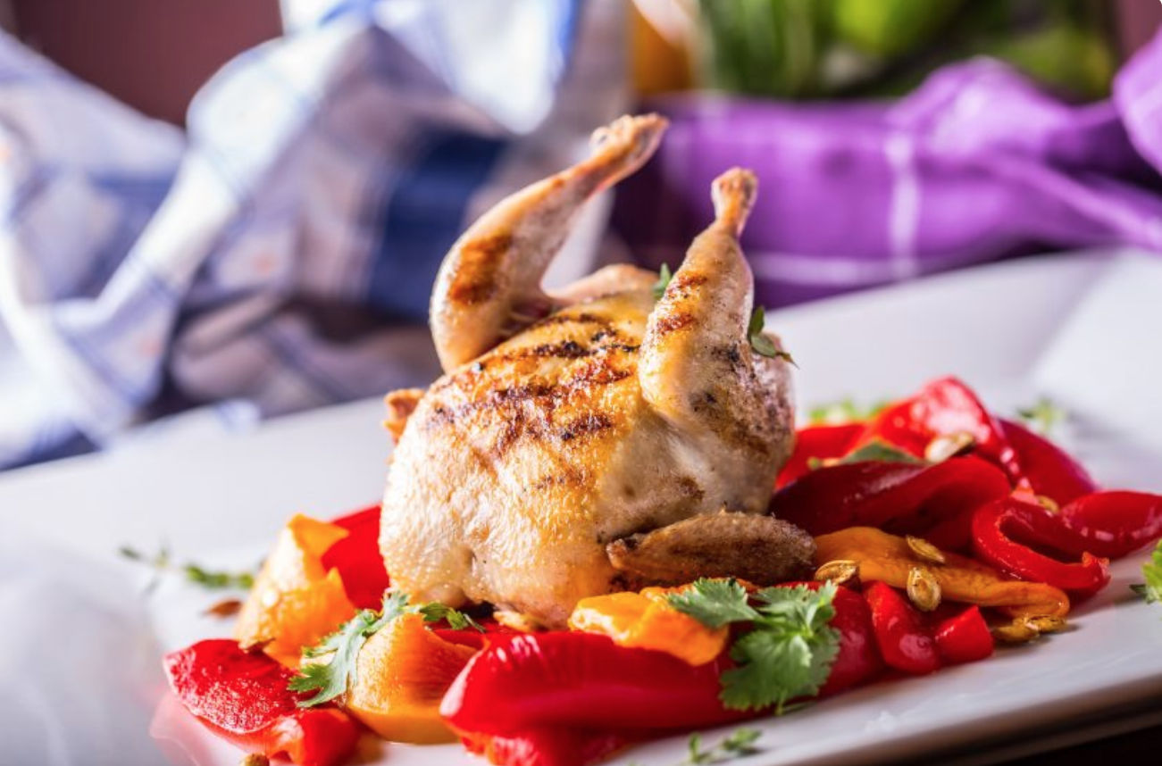 Codornices con pimientos al horno